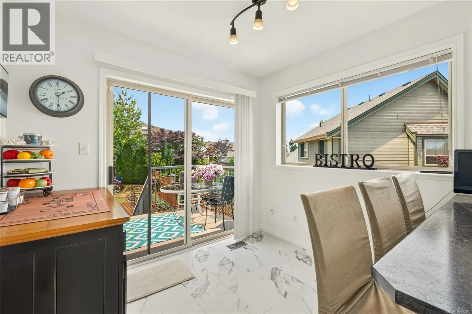 5425 Leslie Cres