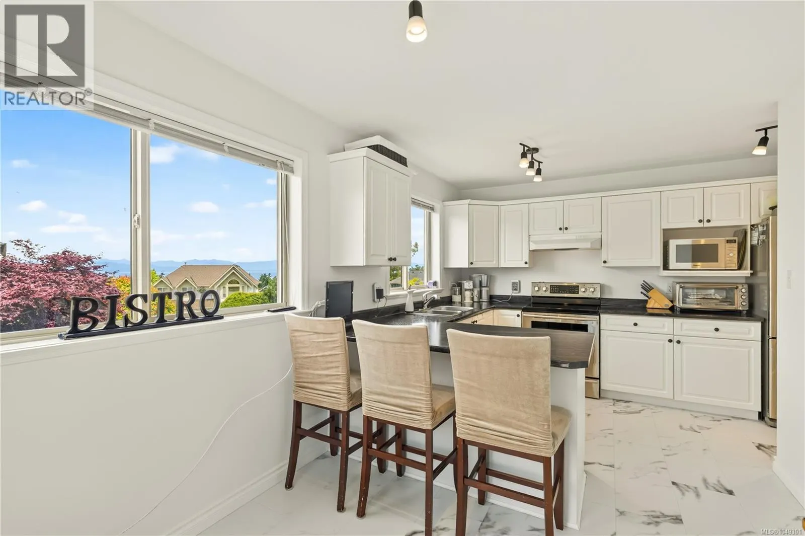 5425 Leslie Cres