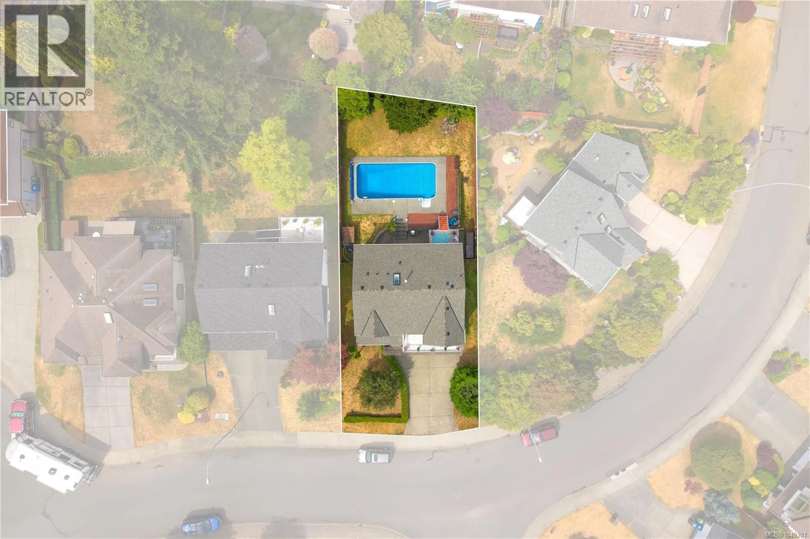 5425 Leslie Cres