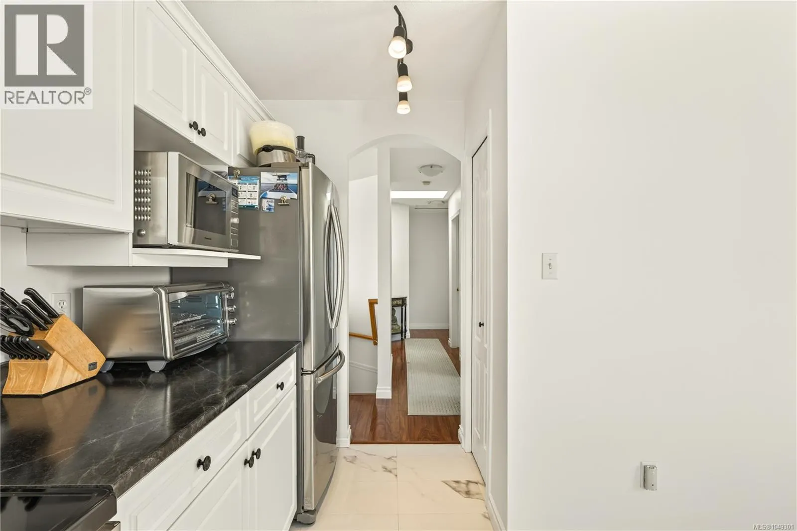 5425 Leslie Cres
