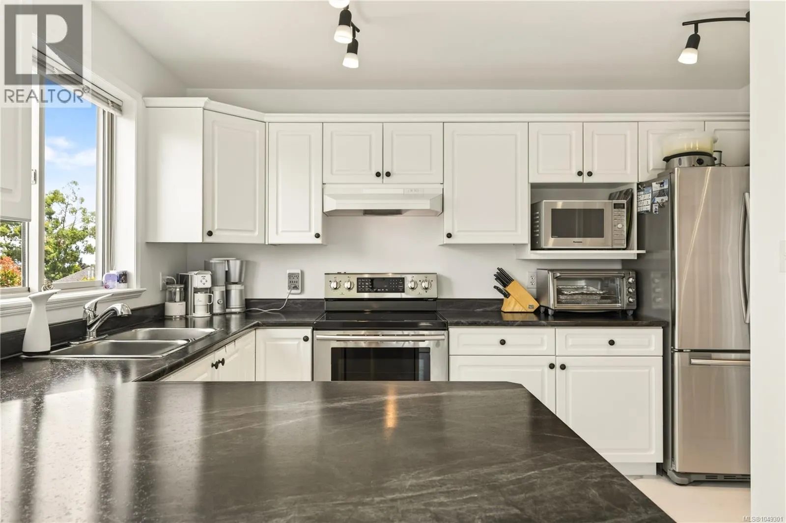 5425 Leslie Cres