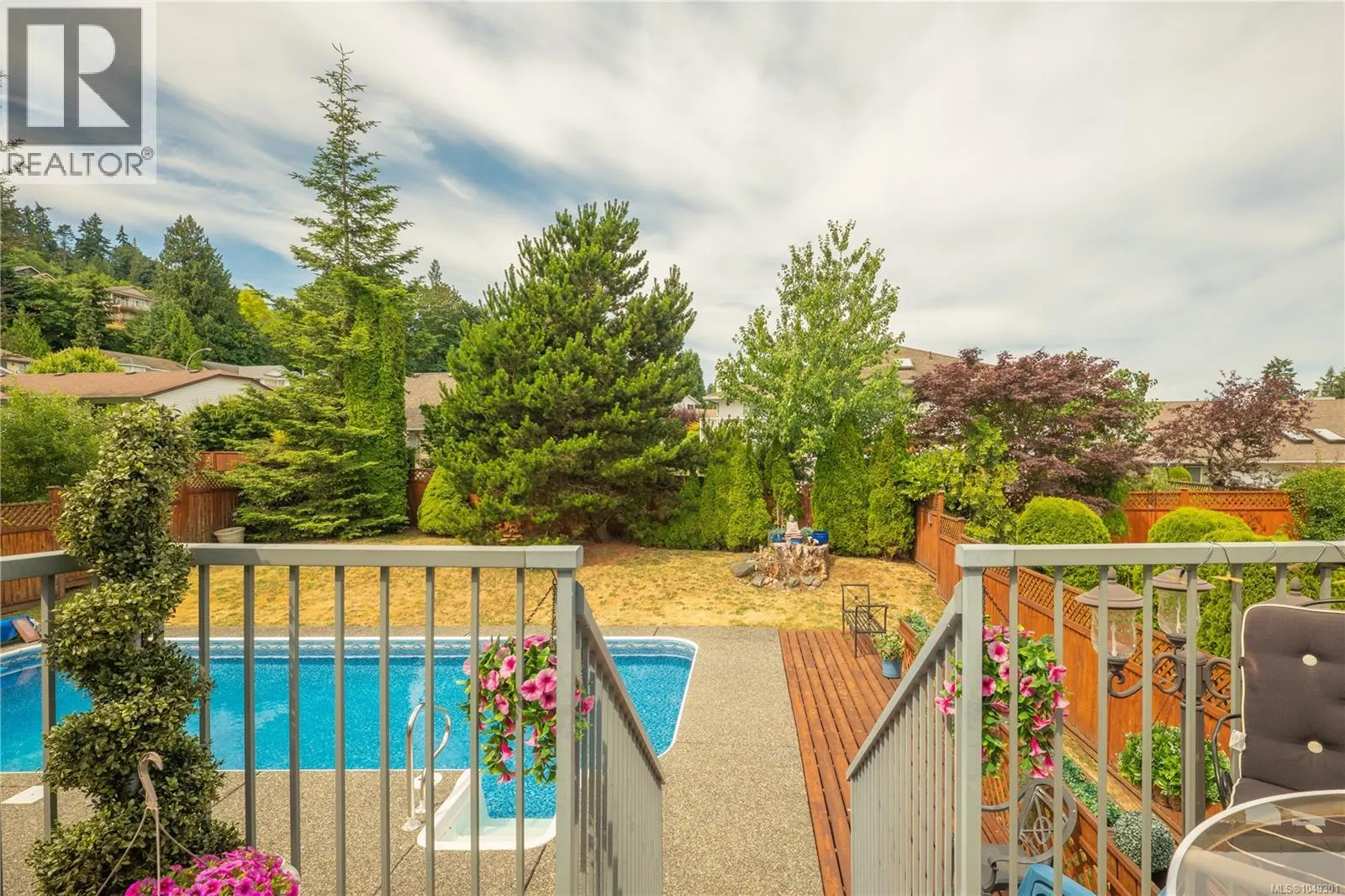 5425 Leslie Cres