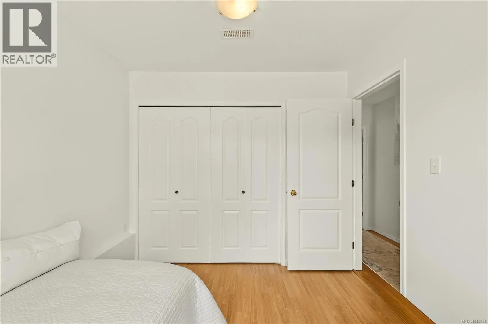 5425 Leslie Cres