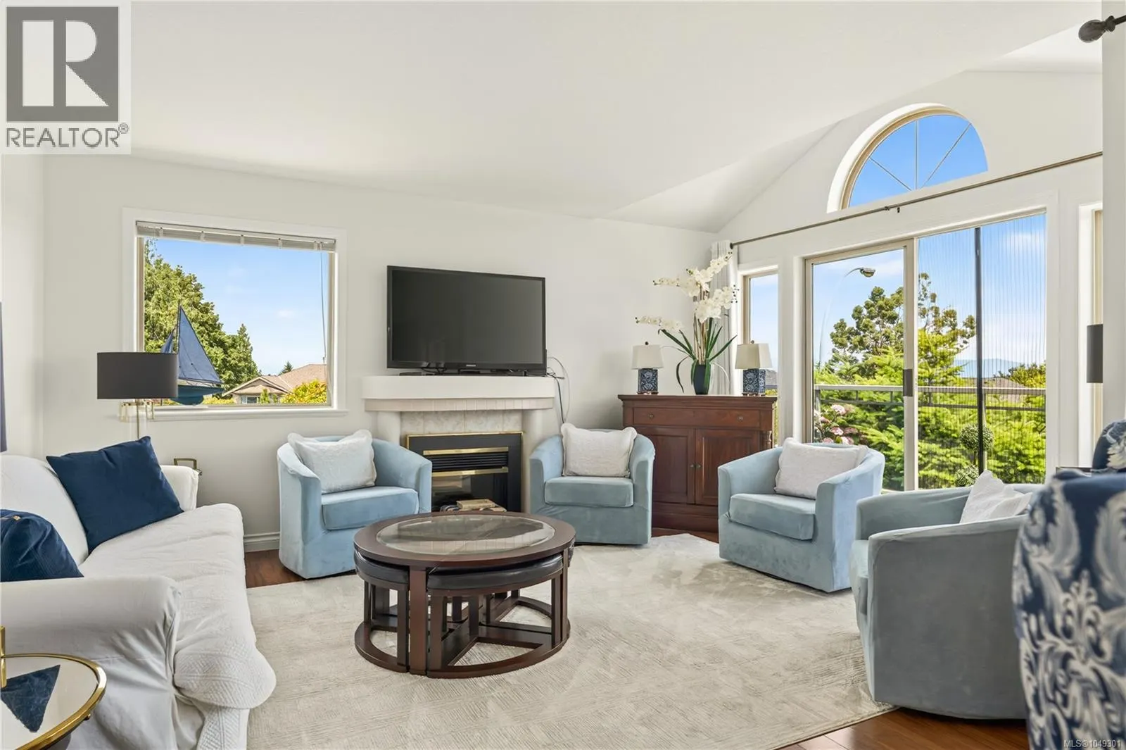 5425 Leslie Cres