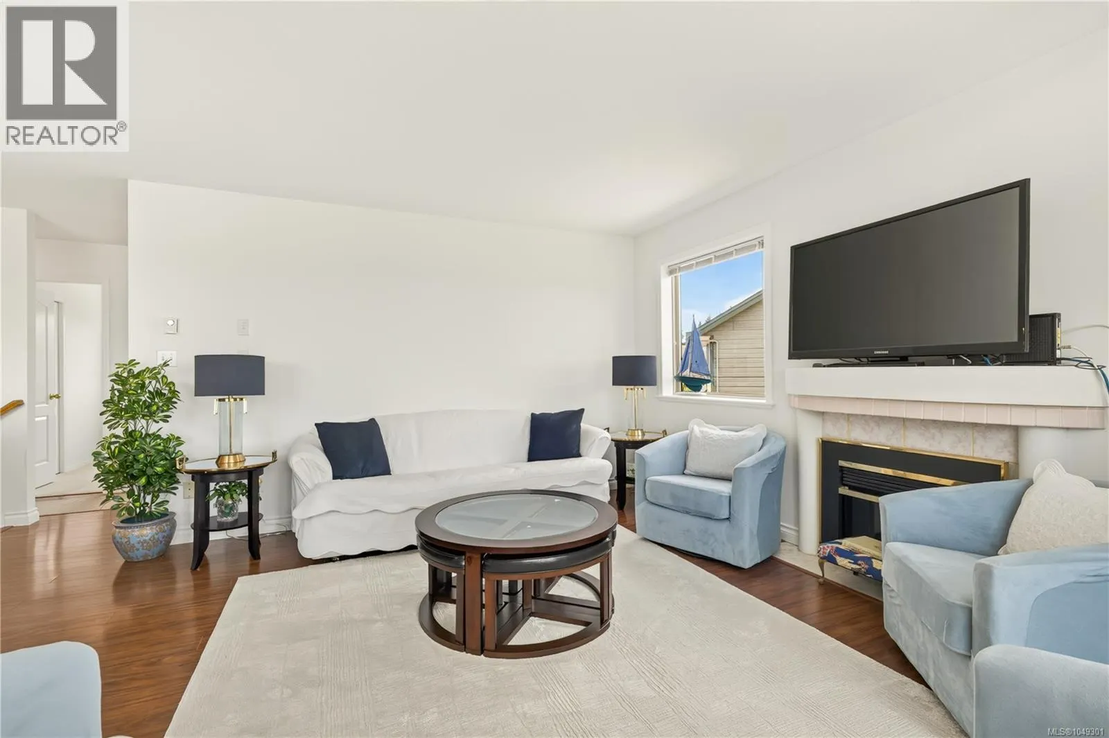 5425 Leslie Cres