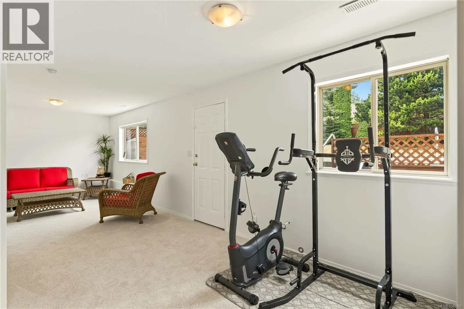 5425 Leslie Cres