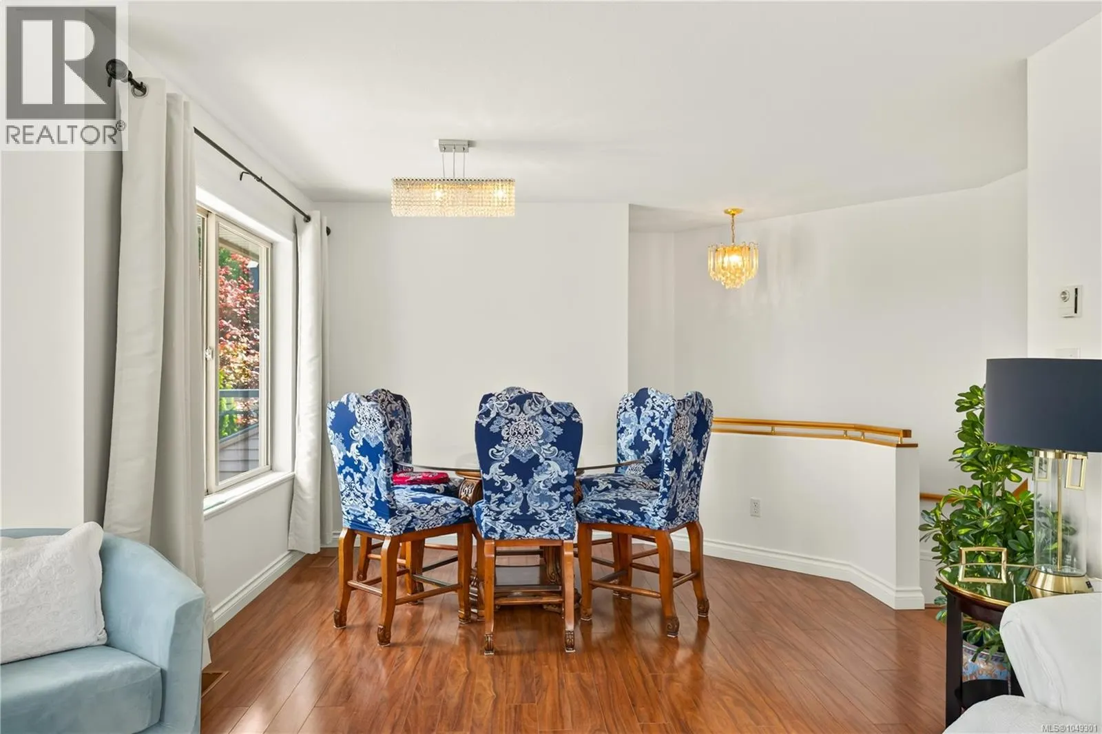 5425 Leslie Cres