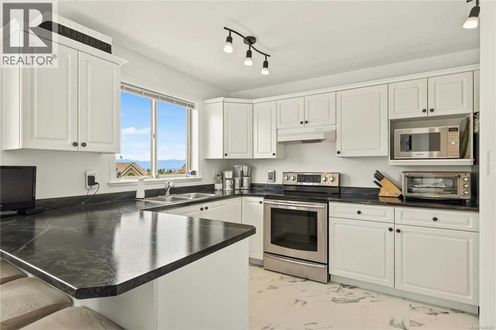 5425 Leslie Cres