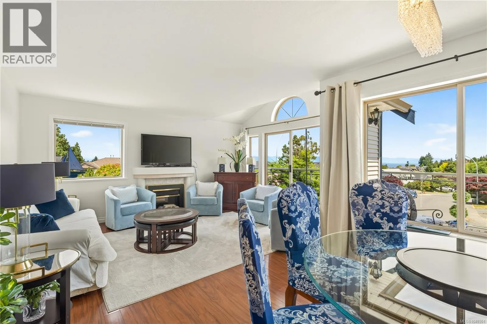 5425 Leslie Cres