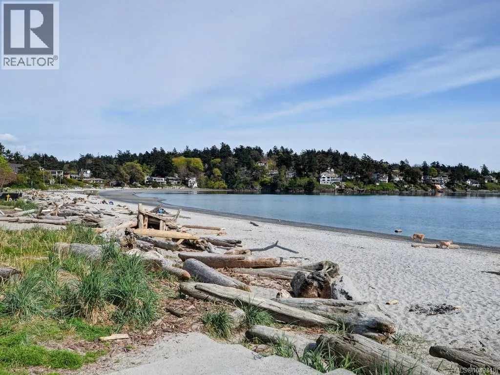 3656 Cadboro Bay Rd