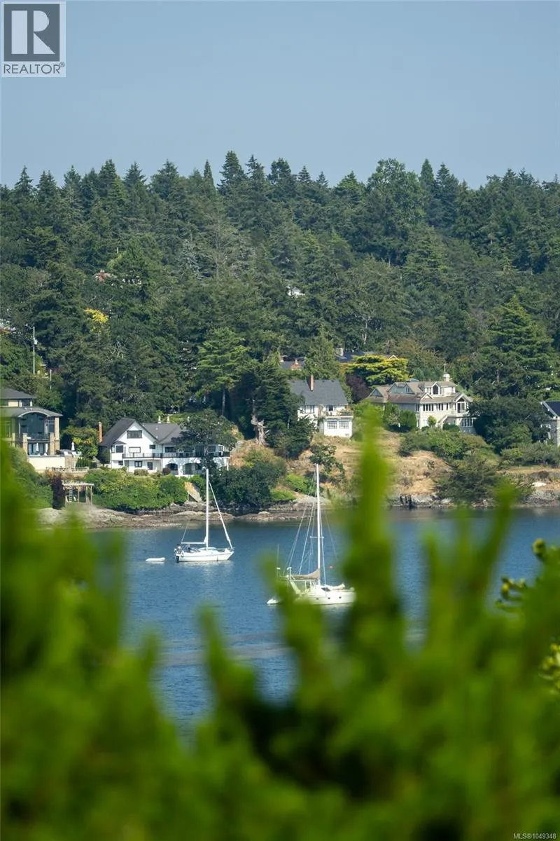 3656 Cadboro Bay Rd