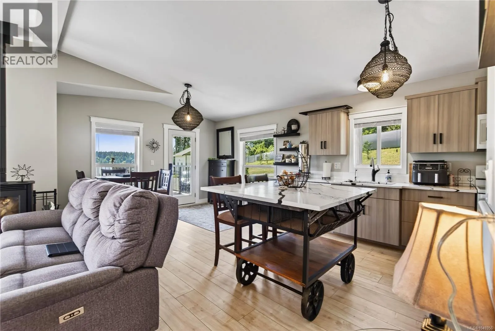 6495/6499 Doumont Rd