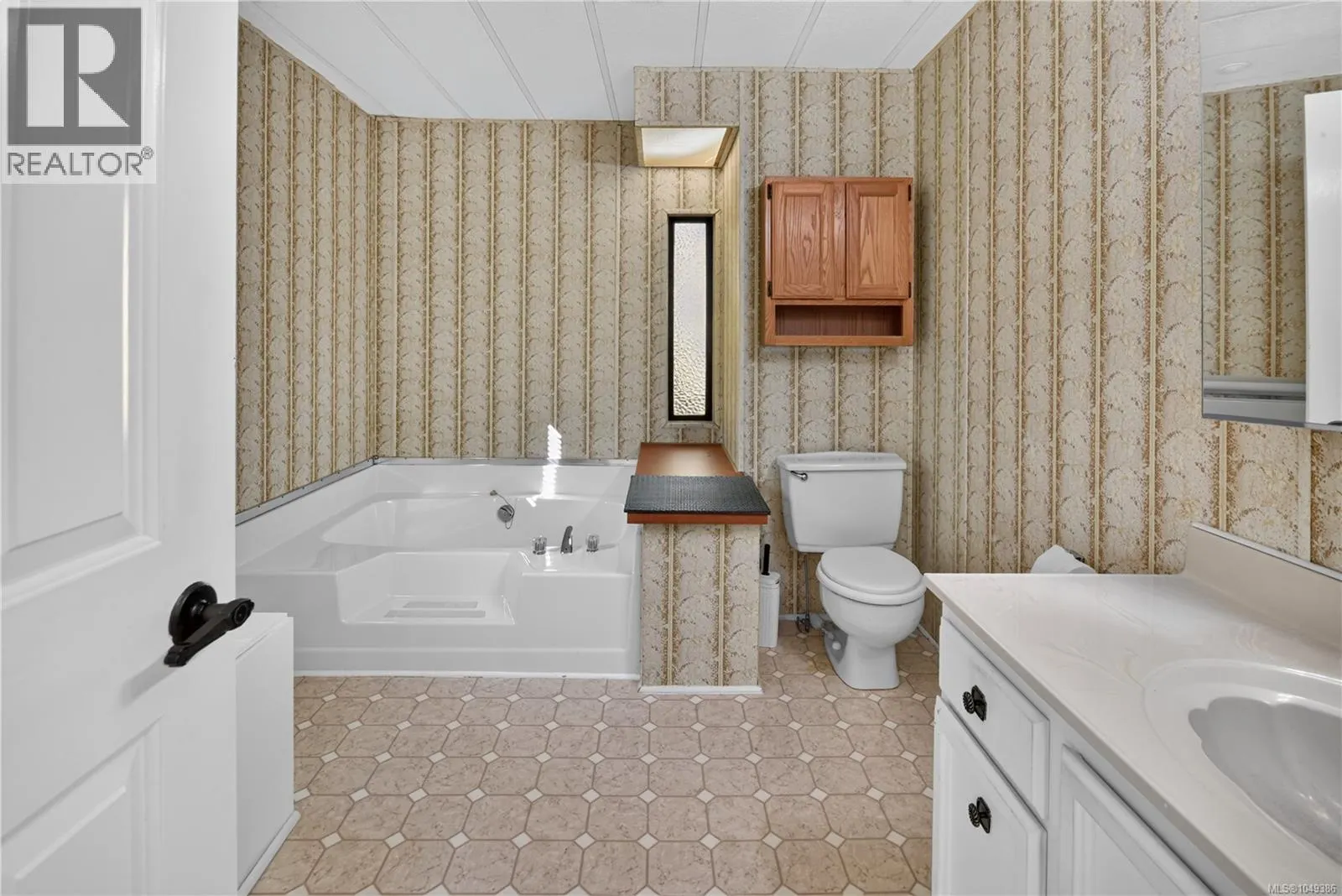 110 6325 Metral Dr