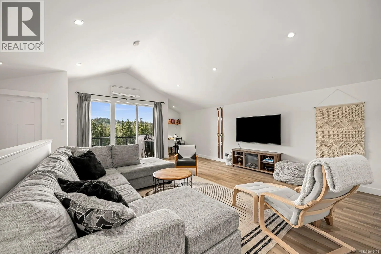 425 Arrowsmith Ridge