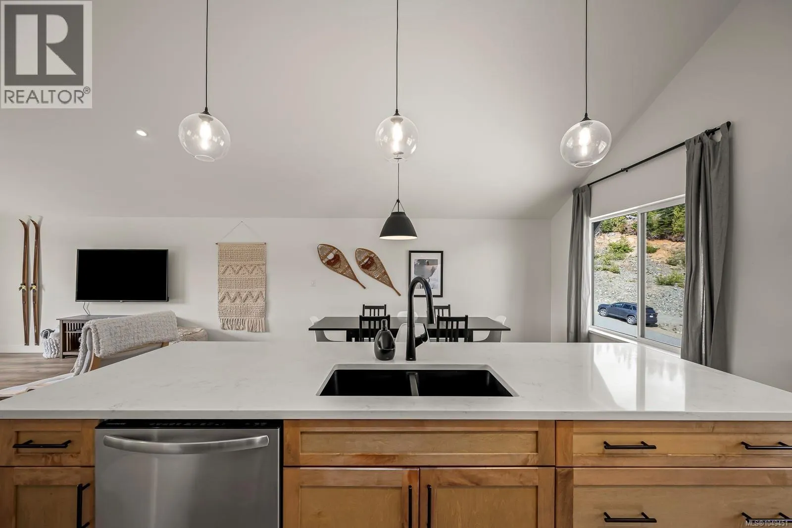 425 Arrowsmith Ridge