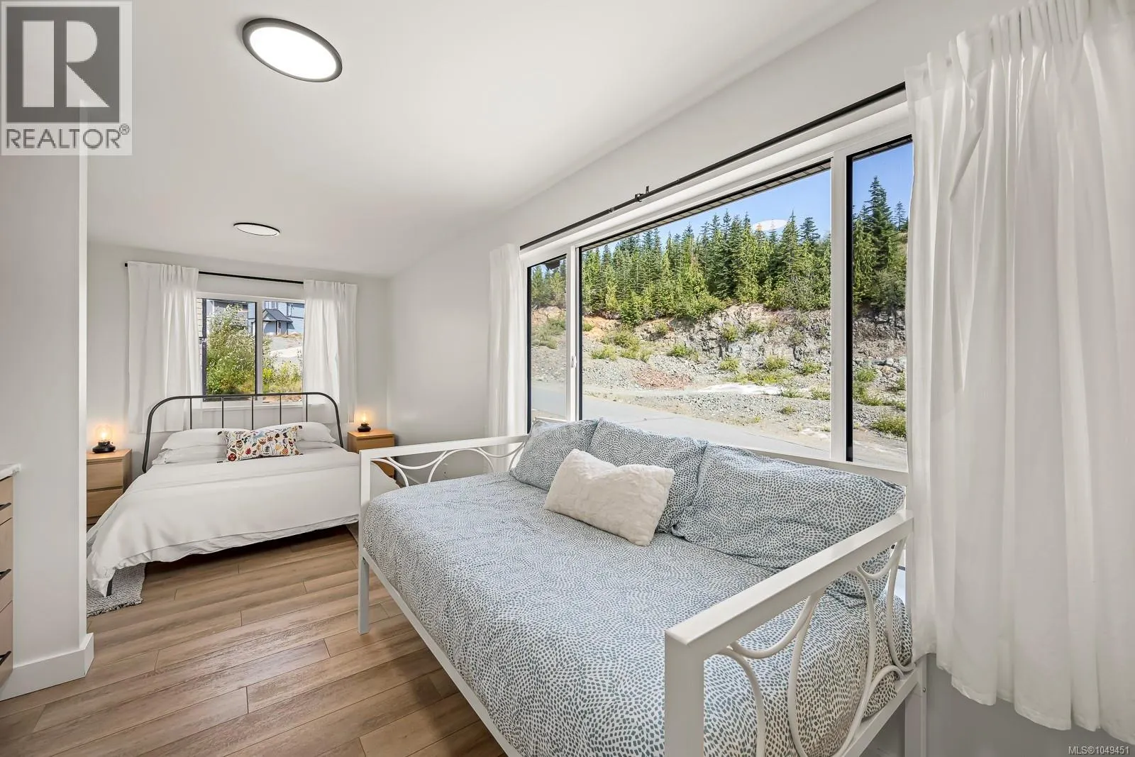 425 Arrowsmith Ridge