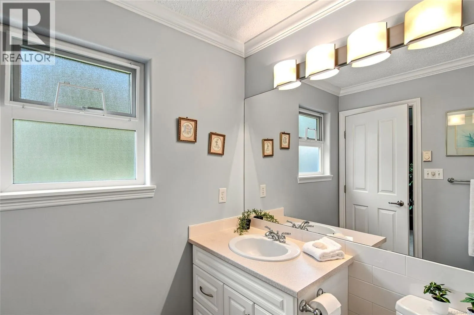 575 Panorama Pl