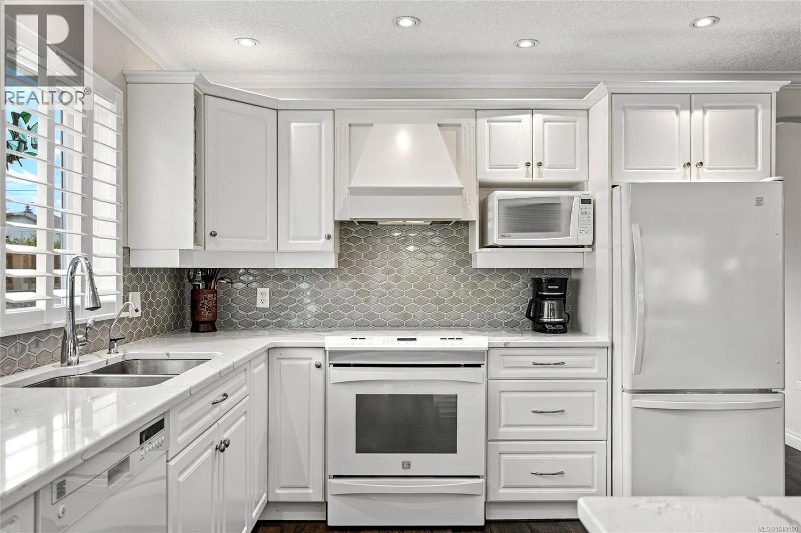 575 Panorama Pl