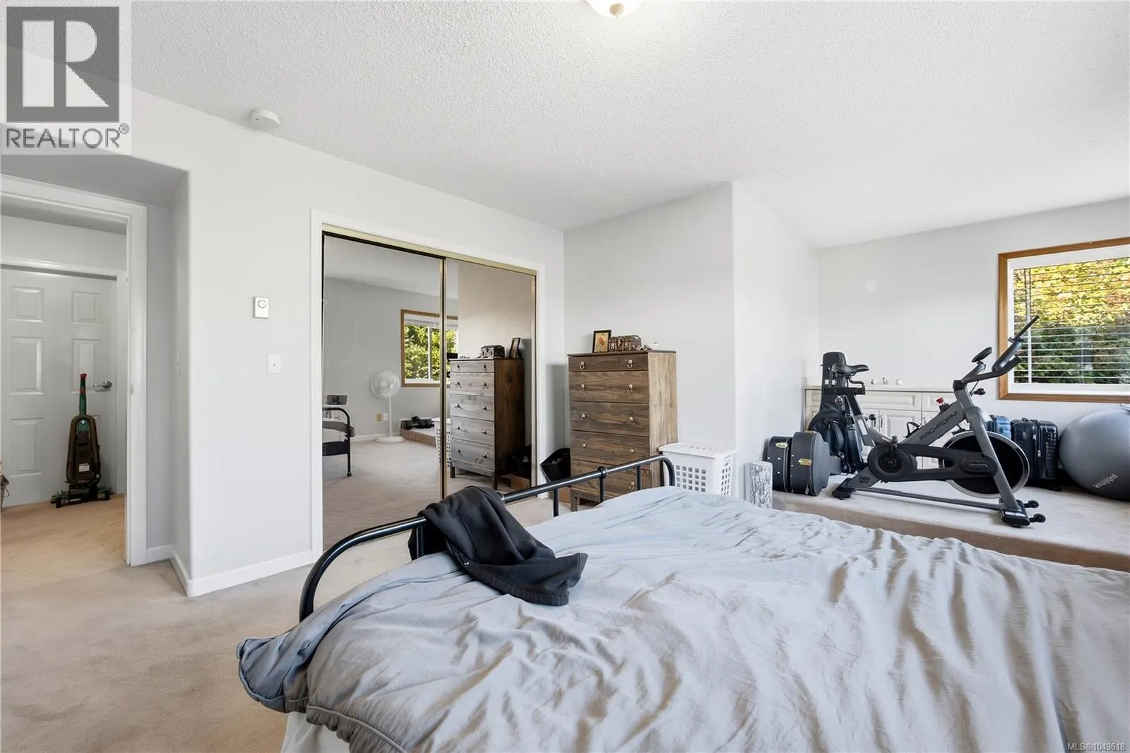 3665 Glen Oaks Dr