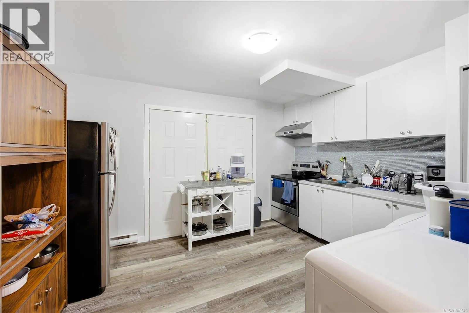 3665 Glen Oaks Dr