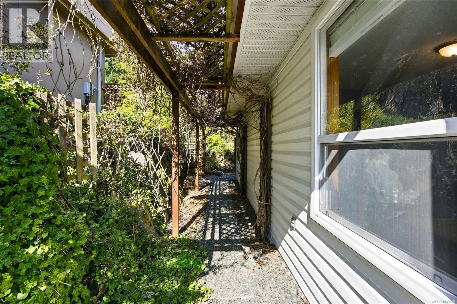 3665 Glen Oaks Dr