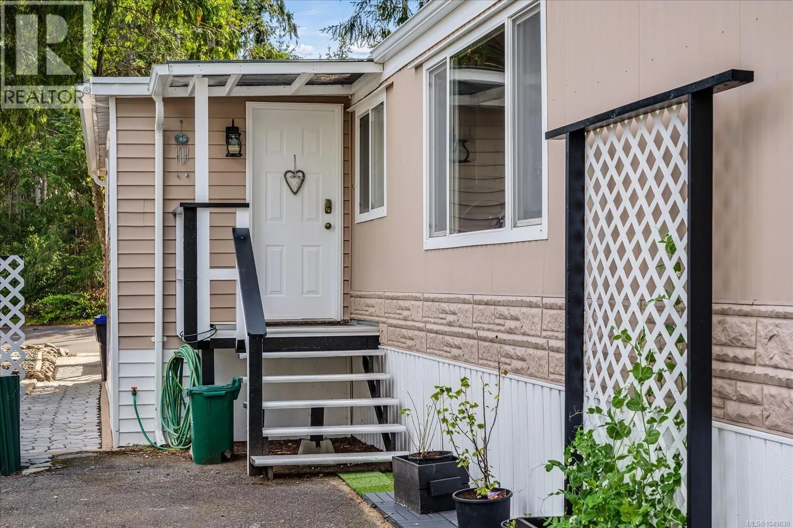 7 1247 Arbutus Rd