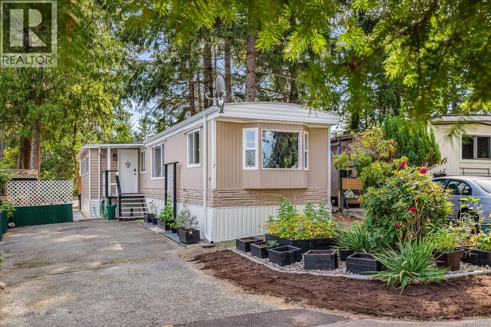 7 1247 Arbutus Rd