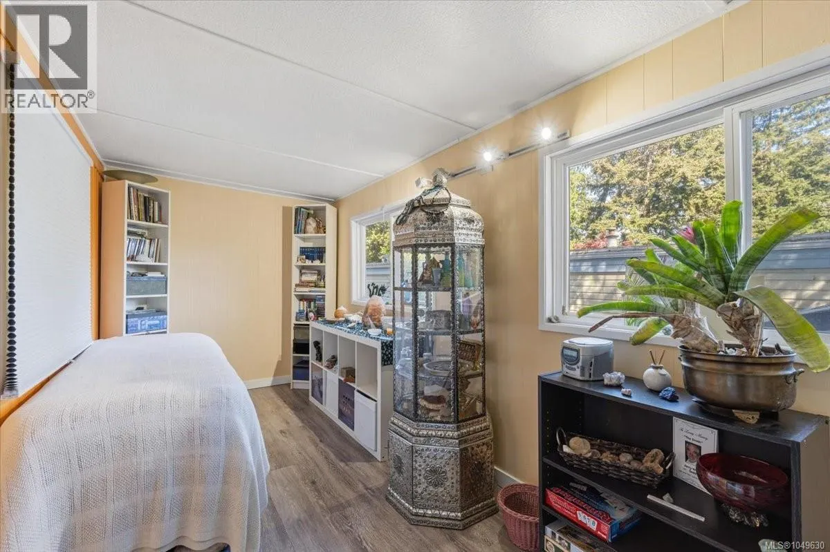 7 1247 Arbutus Rd
