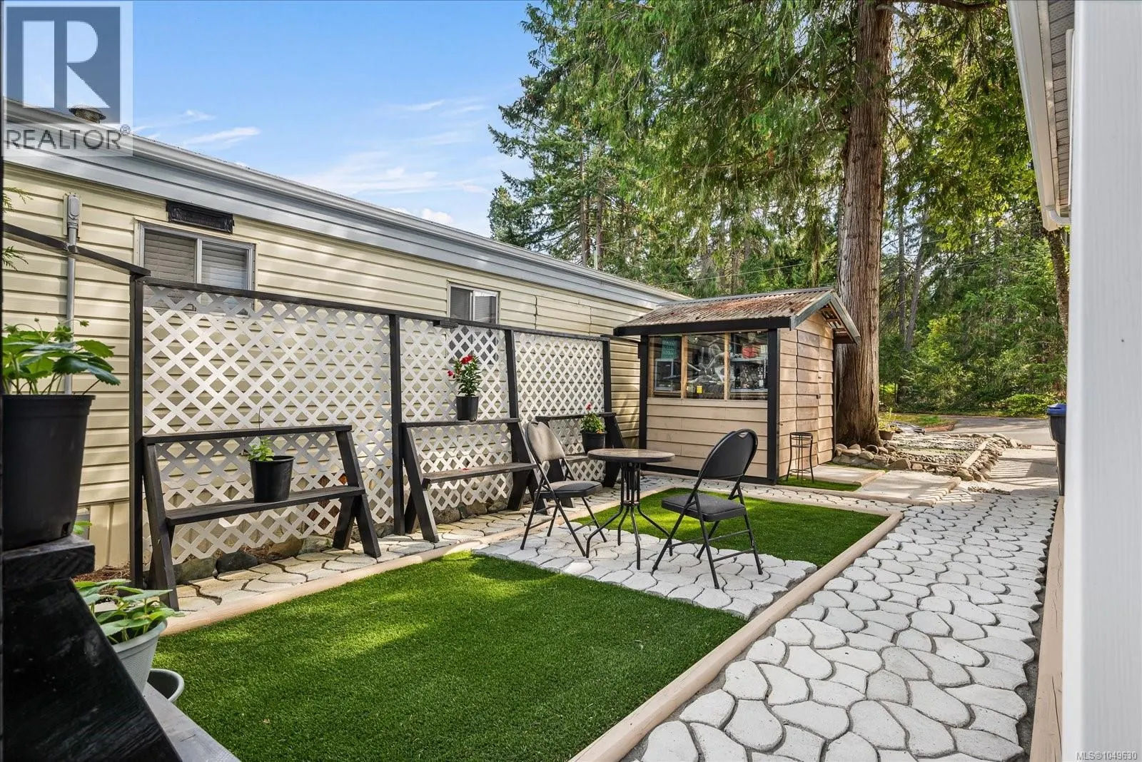 7 1247 Arbutus Rd