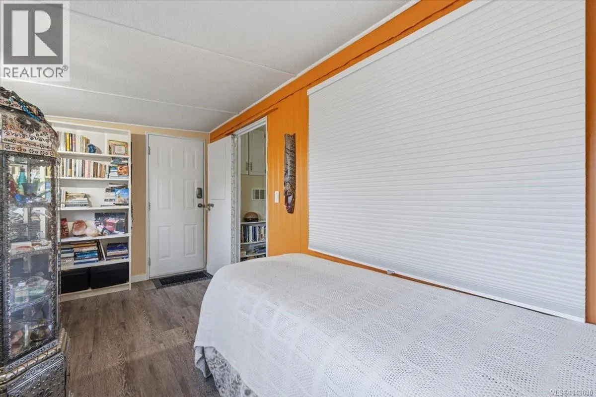 7 1247 Arbutus Rd