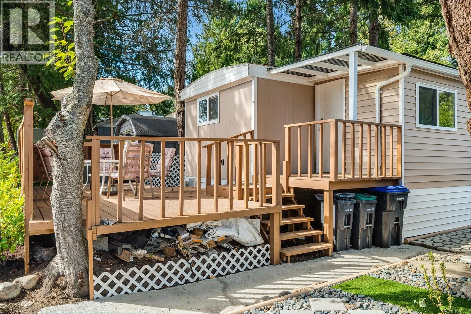 7 1247 Arbutus Rd