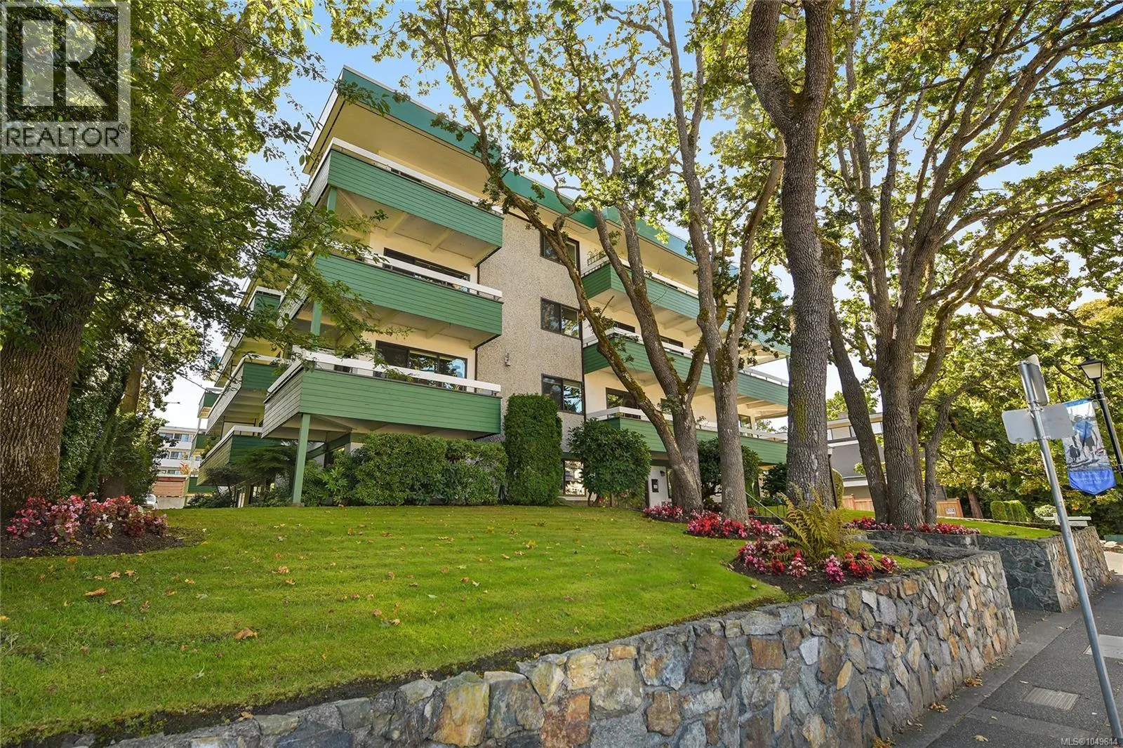 301 2095 Oak Bay Ave