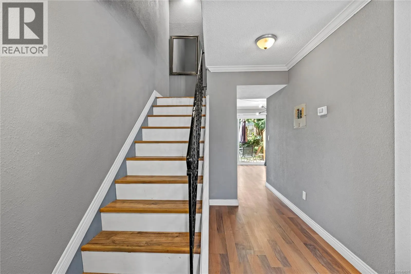 6 855 Howard Ave
