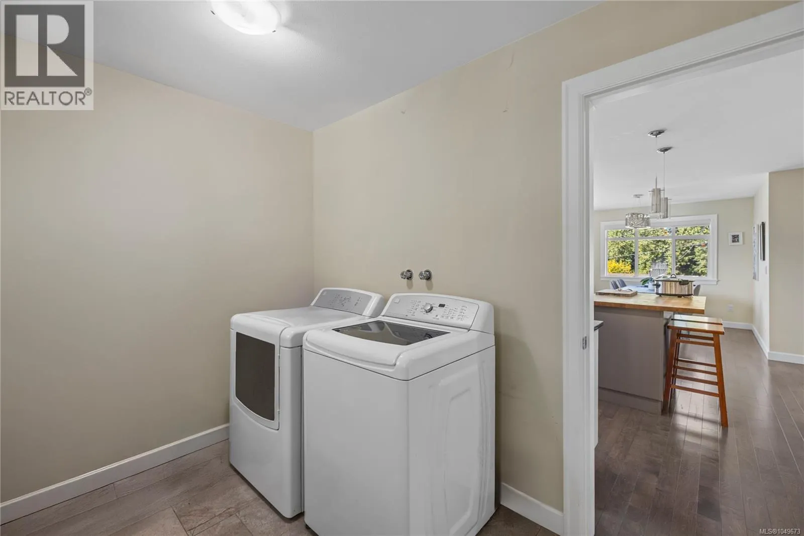 5702 Amsterdam Cres
