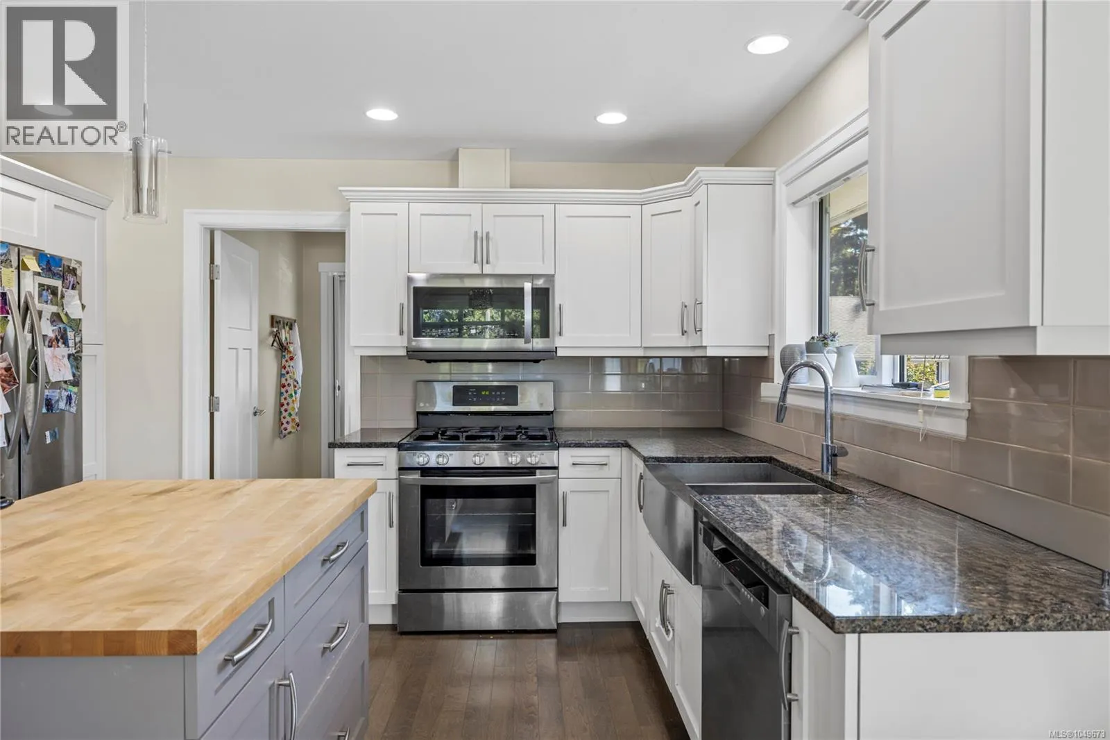 5702 Amsterdam Cres