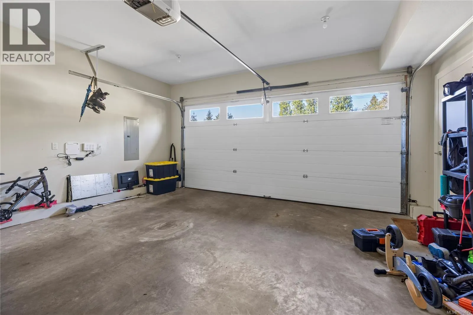 5702 Amsterdam Cres