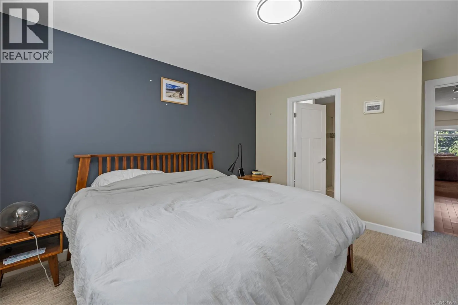 5702 Amsterdam Cres