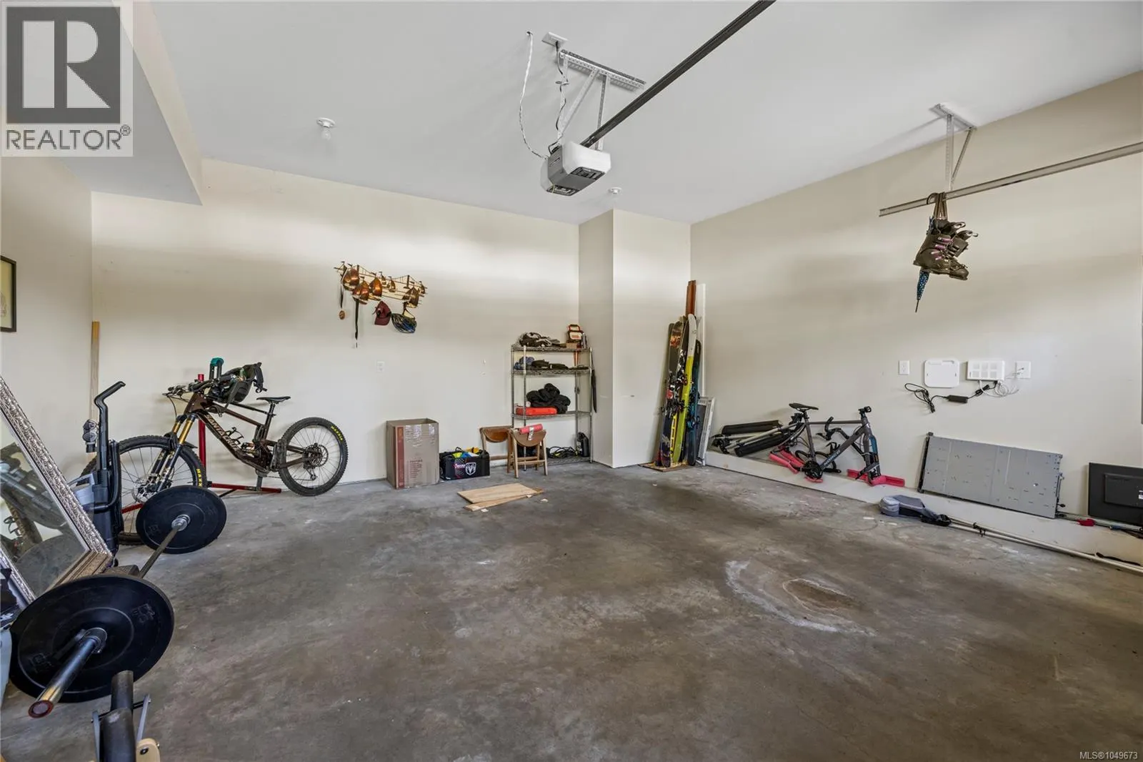 5702 Amsterdam Cres