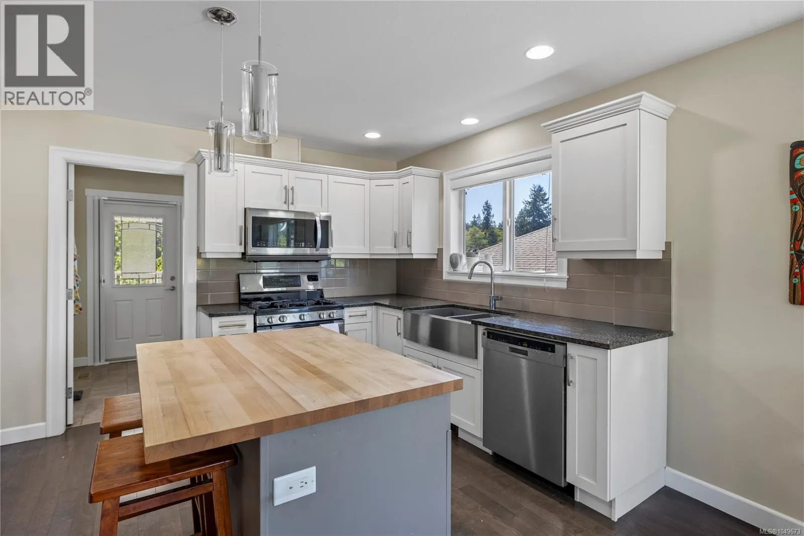 5702 Amsterdam Cres