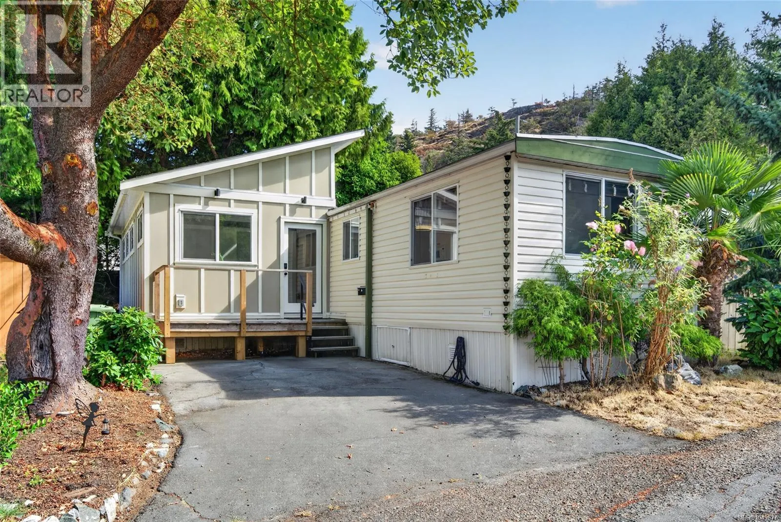48 2587 SELWYN Rd
