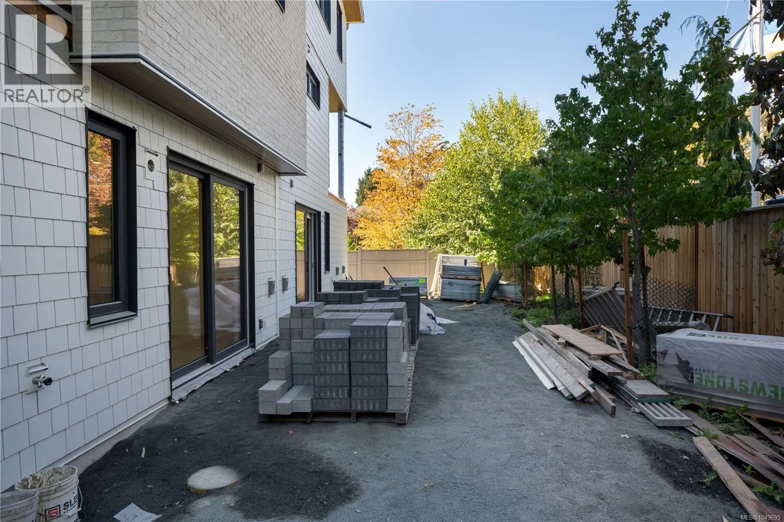 3 1118 Munro St