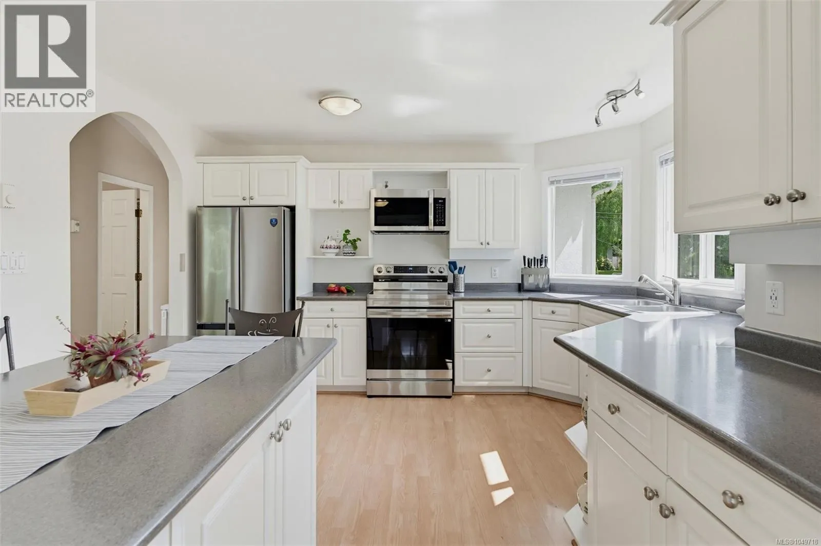 840 Tillicum Rd