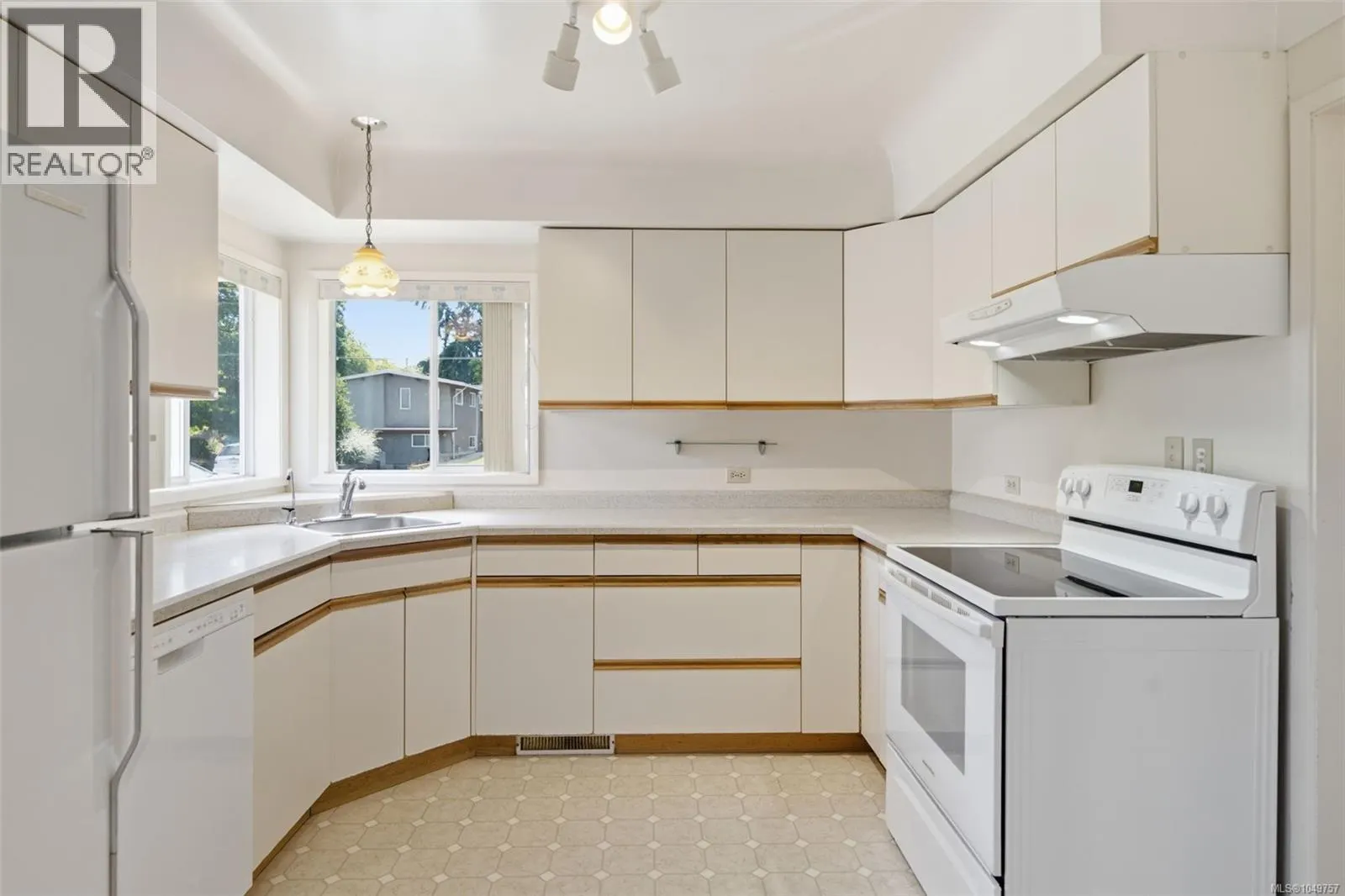 2430 Camelot Rd