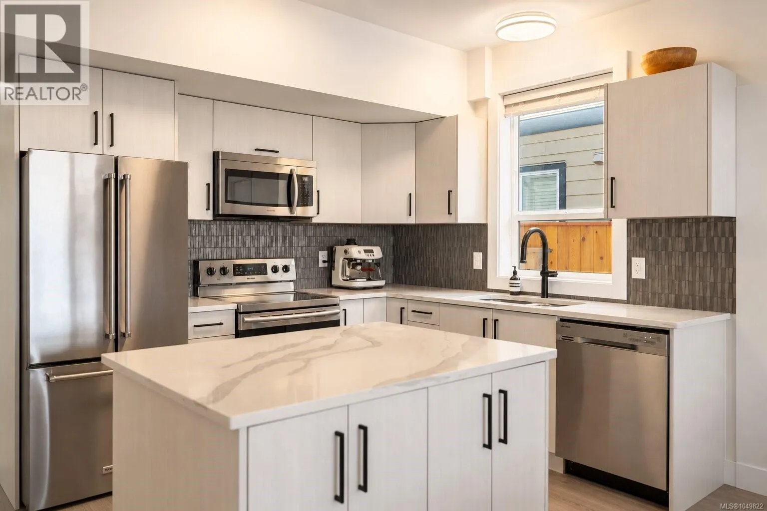 2423 Azurite Cres