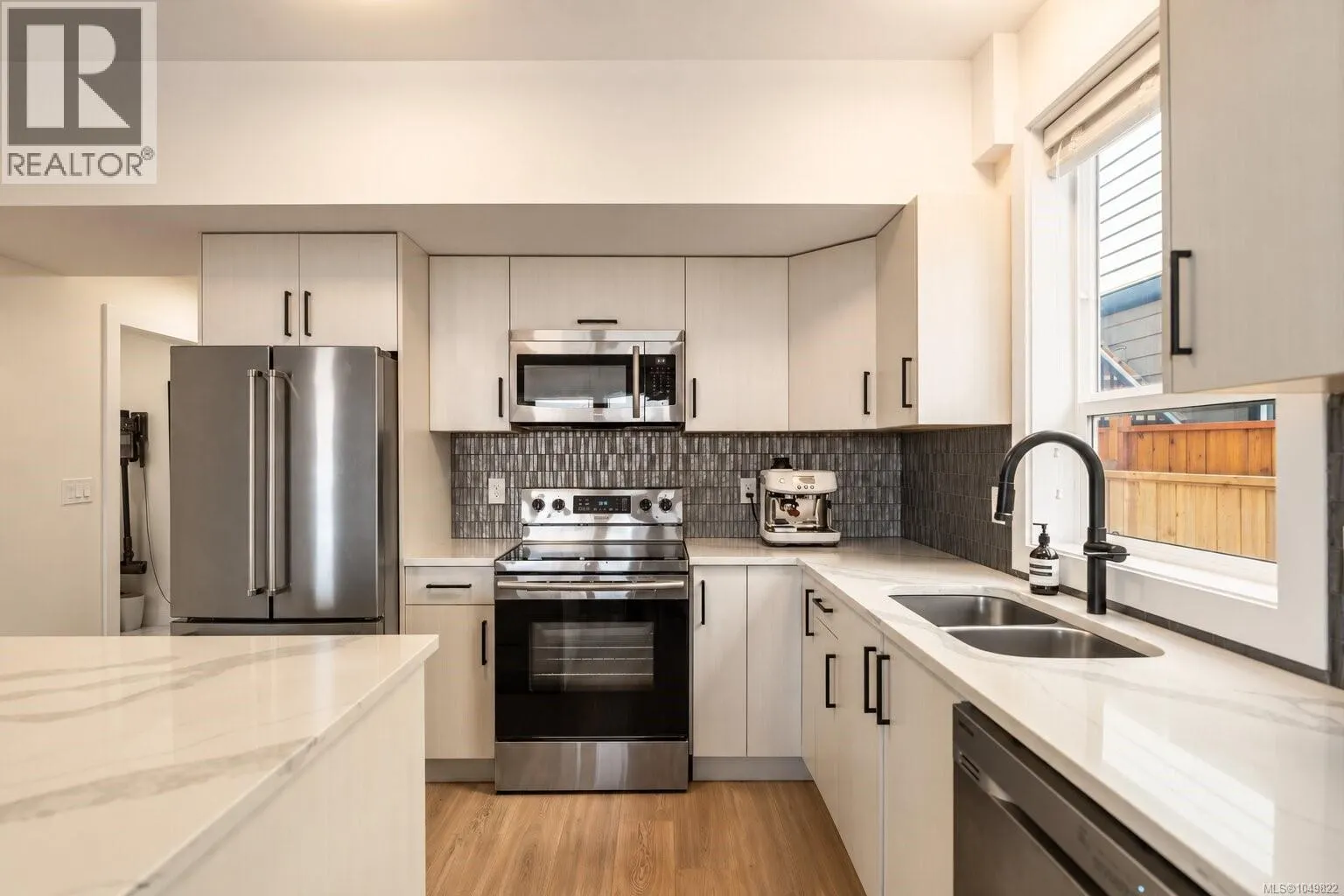 2423 Azurite Cres