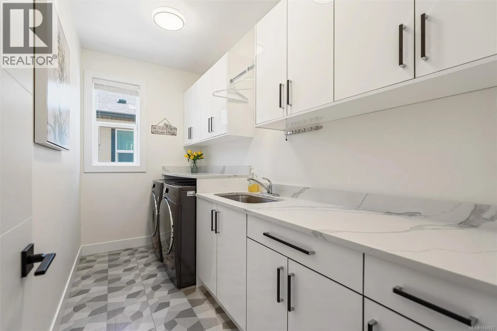 2423 Azurite Cres