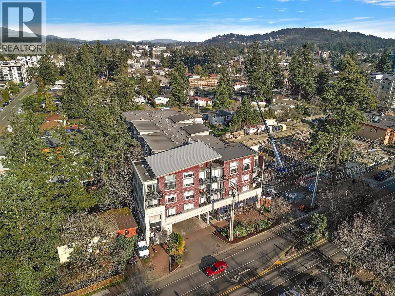 403 844 Goldstream Ave
