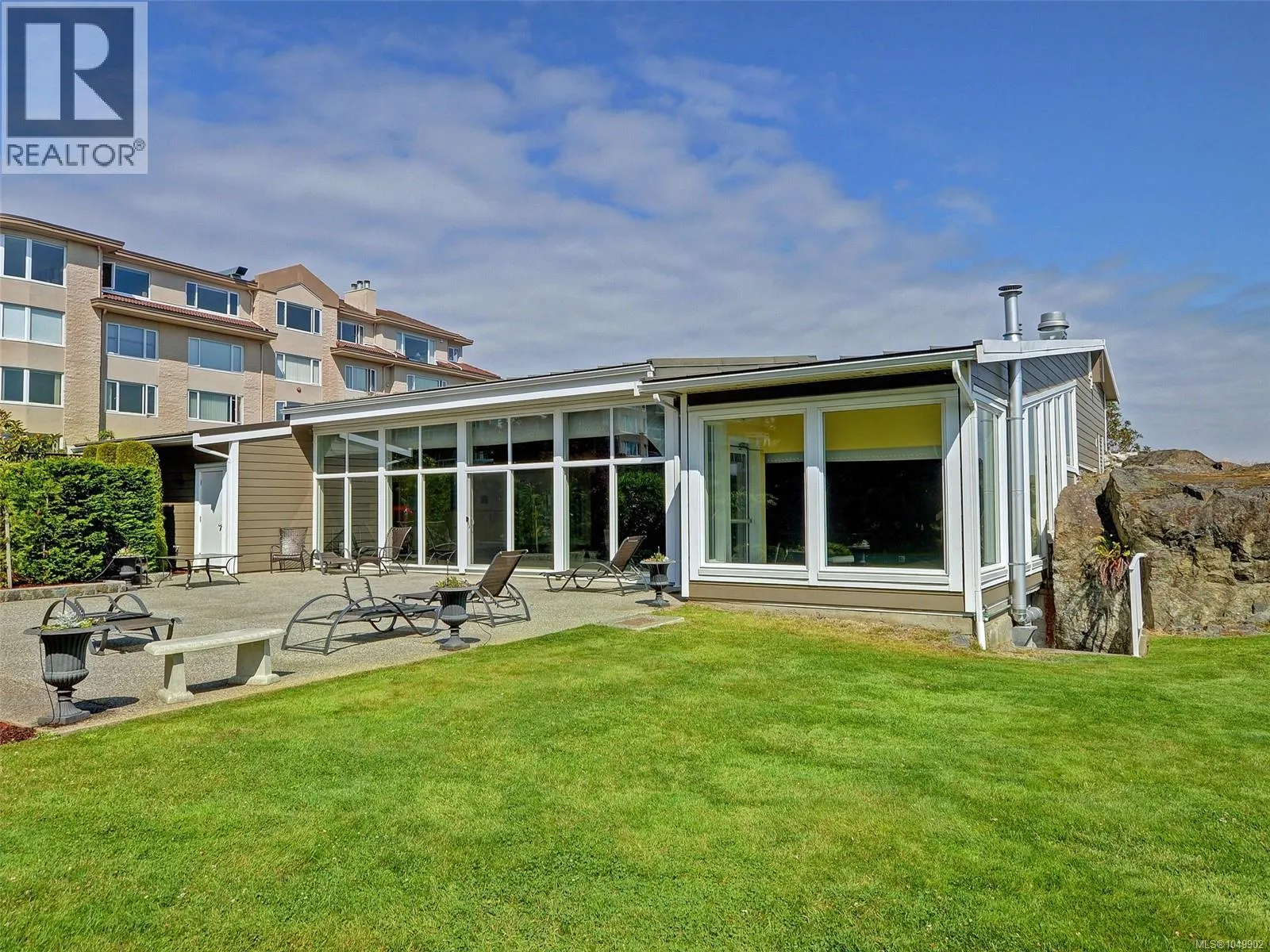 3105 2829 Arbutus Rd
