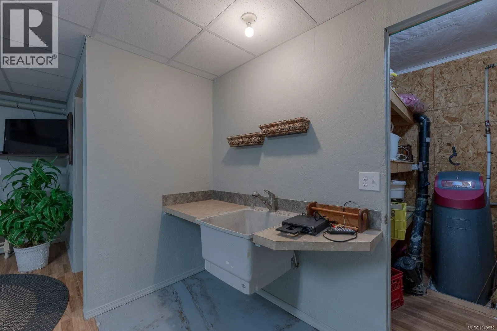 1085 Tara Cres