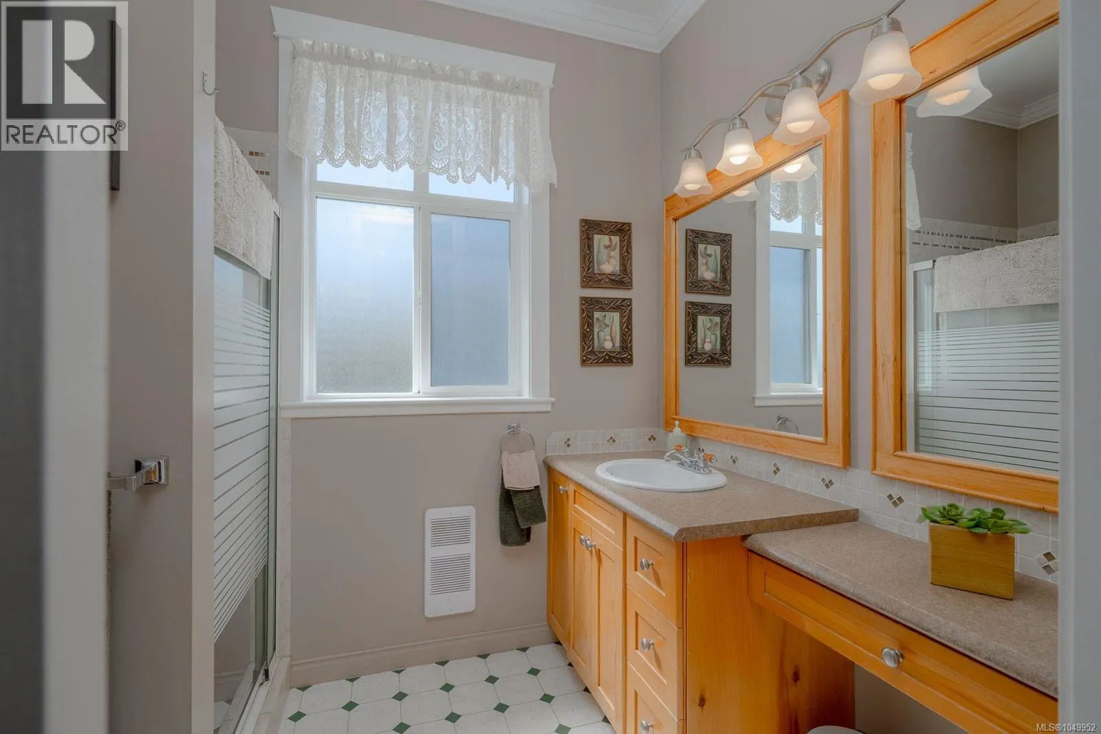 1085 Tara Cres